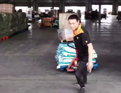 條件差的地面，該怎么使用手動液壓搬運車