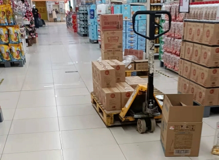 元旦超市備貨忙，手動(dòng)液壓搬運(yùn)車來助力