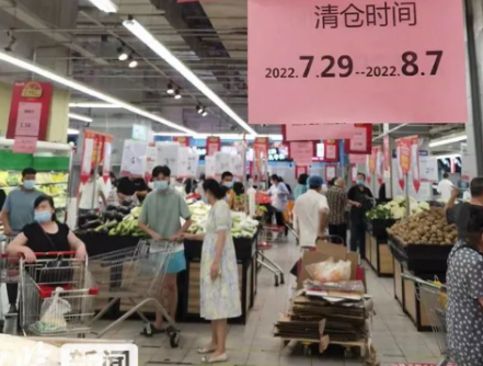 石家莊兩大知名連鎖超市撤店，店員用液壓搬運車搬運貨柜
