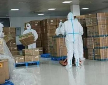 為保供，消防員利用手動液壓搬運(yùn)車調(diào)運(yùn)物資