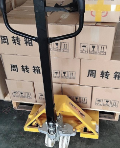 工廠庫房比較擁擠，用手動(dòng)托盤搬運(yùn)車比較適宜